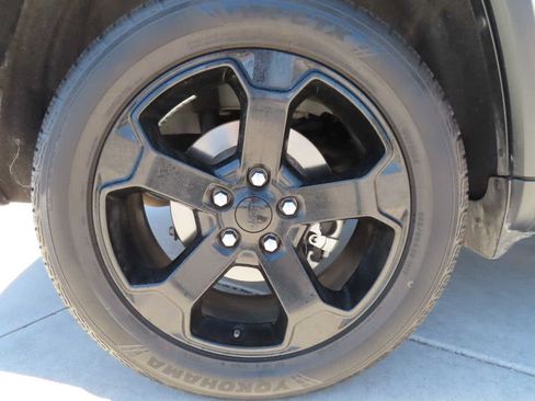 Used 2018 Jeep Grand Cherokee Laredo AWD/4WD image 10