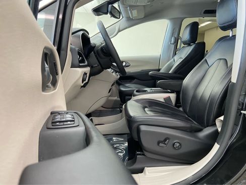 Used 2023 Chrysler Pacifica Touring-L image 12