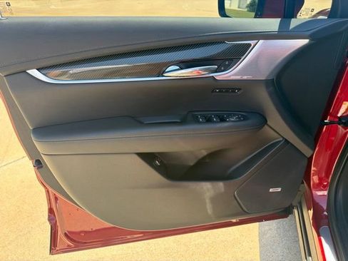 Certified 2023 Cadillac XT6 Sport w/ LPO, ONYX Package AWD/4WD image 9