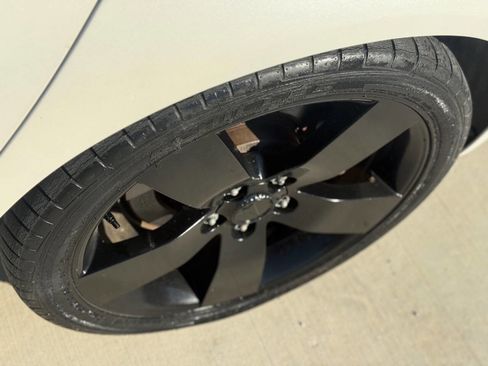 Used 2009 Pontiac G8 GT w/ Premium Package RWD image 3