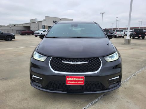 Used 2025 Chrysler Pacifica Select image 8