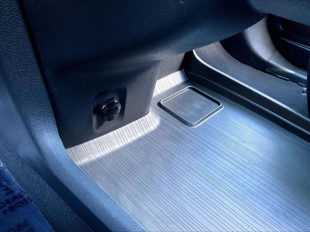 Used 2025 Toyota Sienna XLE FWD image 34