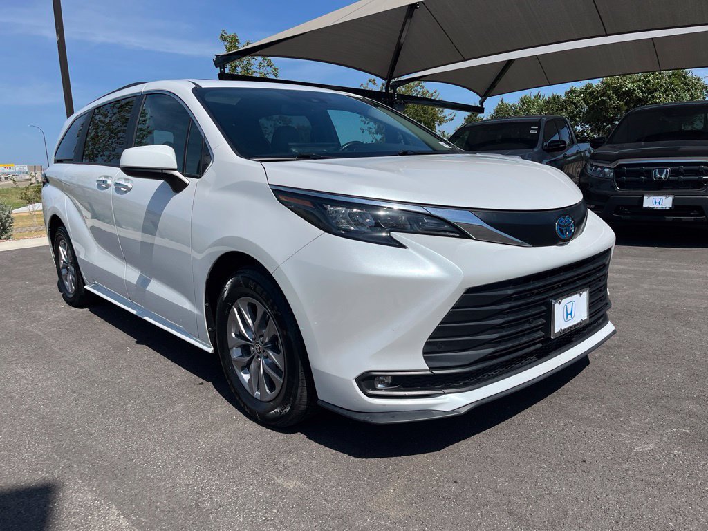 Used 2025 Toyota Sienna XLE FWD image 3
