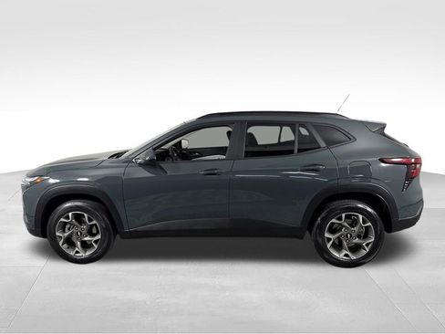 Used 2025 Chevrolet Trax LT w/ LT Convenience Package FWD image 9