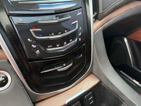Used 2019 Cadillac Escalade ESV Luxury AWD/4WD image 21