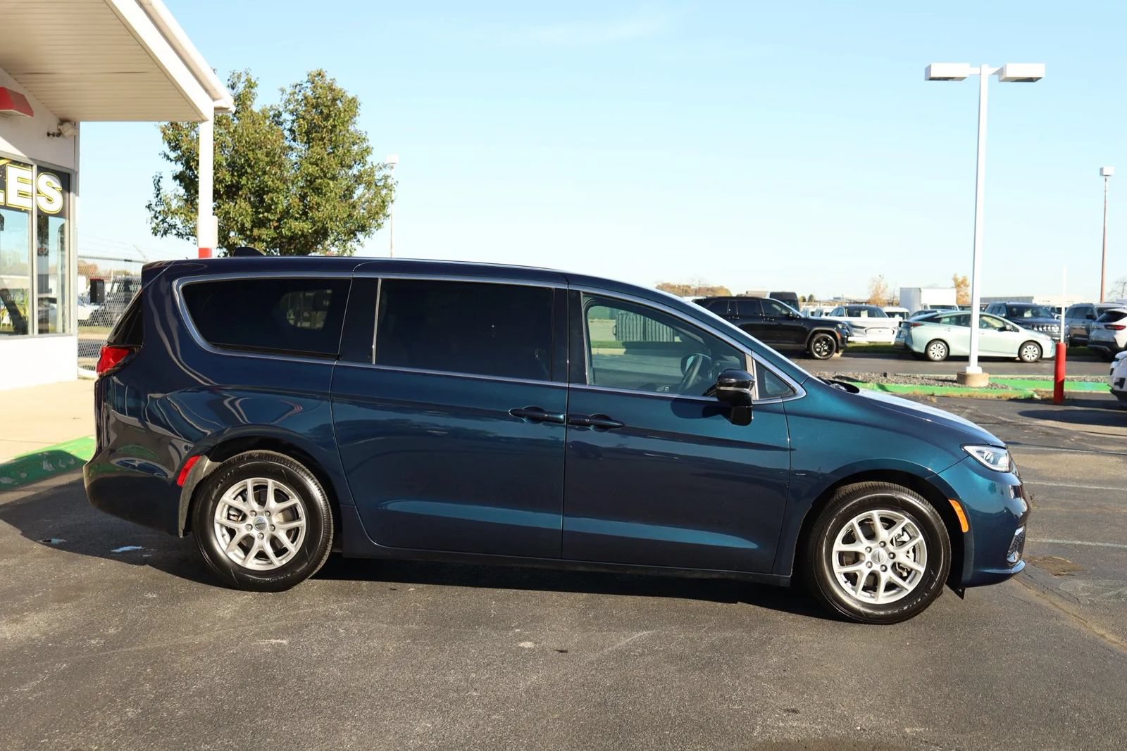 Used 2025 Chrysler Pacifica Select FWD image 4