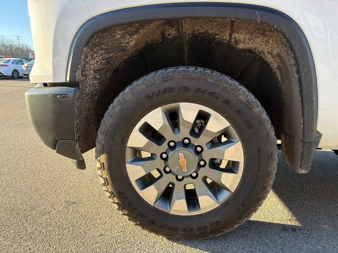 Used 2025 Chevrolet Silverado 2500 Custom w/ Custom Value Package image 15