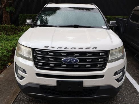 Used 2017 Ford Explorer XLT w/ Equipment Group 202A FWD image 5