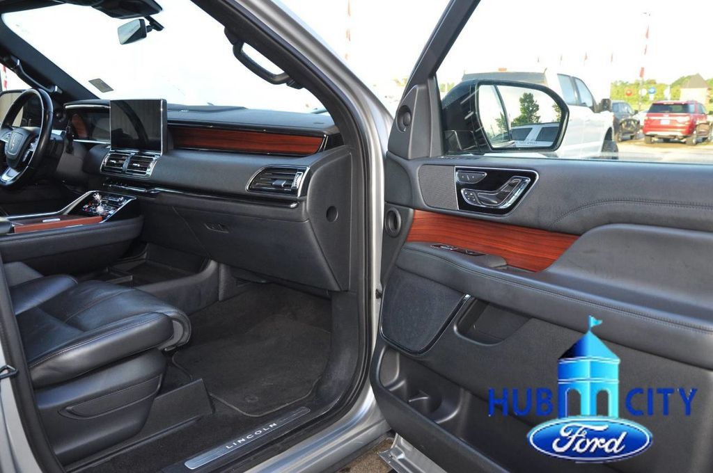 Used 2023 Lincoln Navigator Reserve RWD image 17