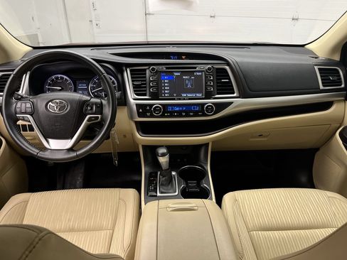 Used 2016 Toyota Highlander Plus AWD/4WD image 4