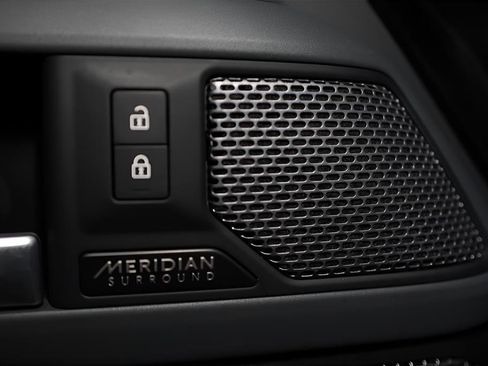 Used 2023 Land Rover Defender 110 X-Dynamic SE image 34