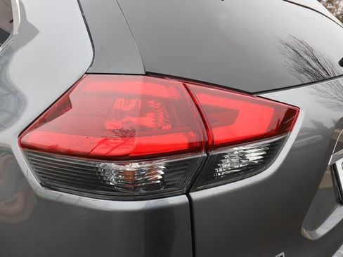 Used 2018 Nissan Rogue SL w/ Premium Package image 18