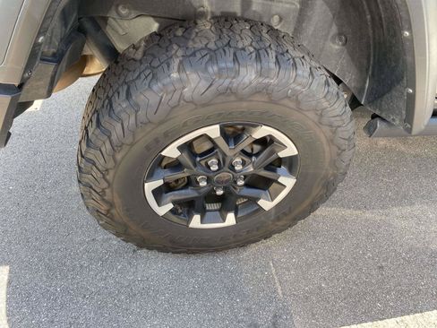 Used 2025 Jeep Wrangler Unlimited Rubicon AWD/4WD image 9