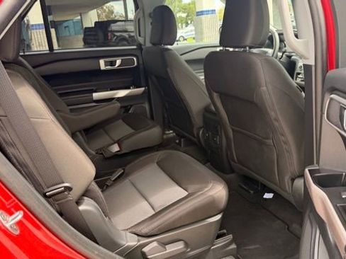 Used 2023 Ford Explorer XLT RWD image 9