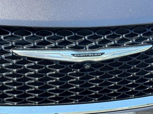 Used 2022 Chrysler Pacifica Touring-L w/ Uconnect Theater Family Group FWD image 8
