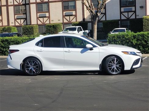 Used 2024 Toyota Camry SE image 4