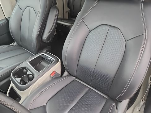Used 2024 Chrysler Pacifica Touring-L FWD image 15