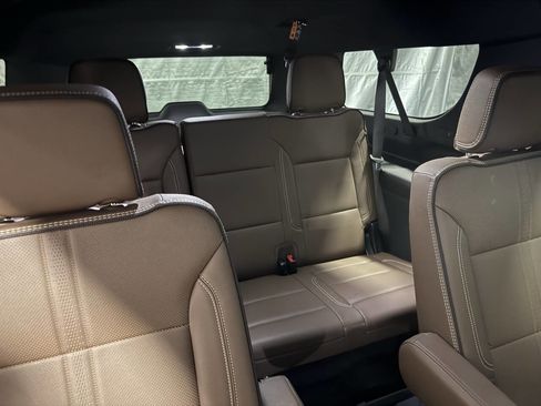 Used 2025 Chevrolet Suburban High Country image 13