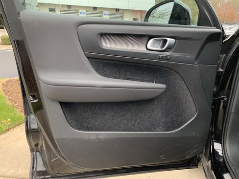 Used 2025 Volvo XC40 B5 Plus image 14