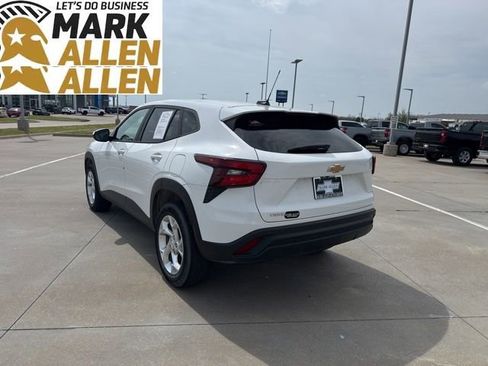 Used 2024 Chevrolet Trax LS w/ LS Convenience Package image 4