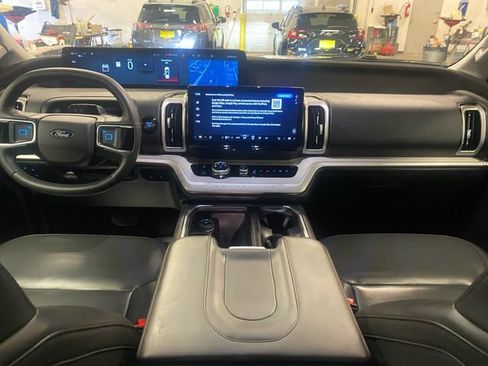 Used 2025 Ford Expedition Active AWD/4WD image 14
