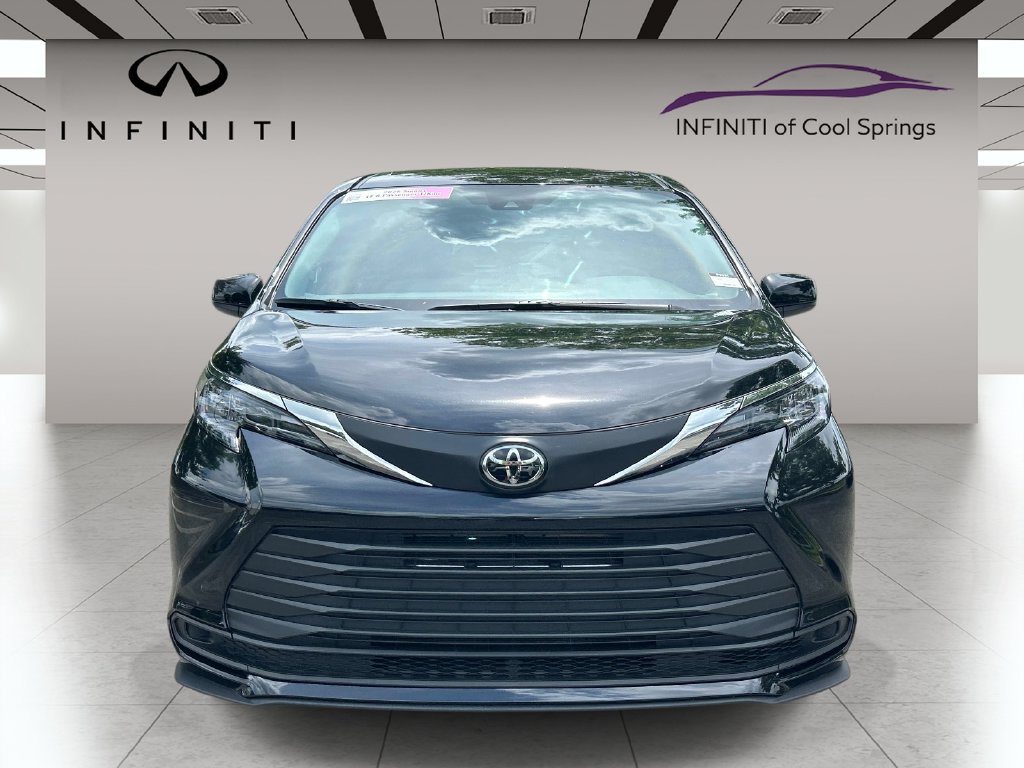 Used 2026 Toyota Sienna LE FWD image 2