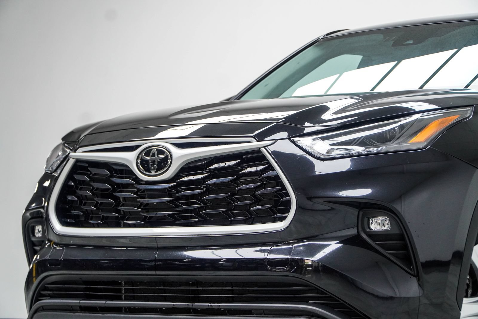Used 2025 Toyota Highlander LE FWD image 2