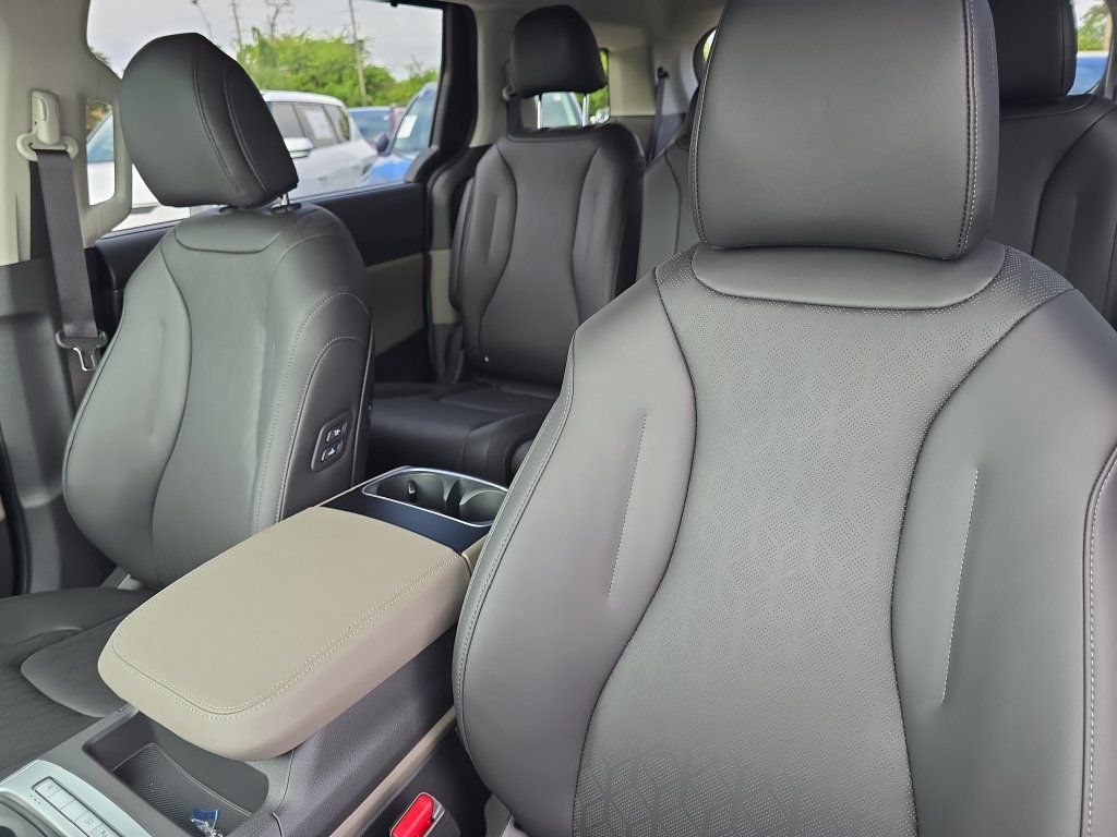 New 2027 Kia Carnival EX FWD image 23