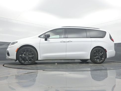 Used 2025 Chrysler Pacifica Limited image 45