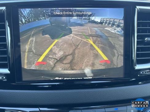 Used 2024 Chrysler Pacifica Touring-L image 14