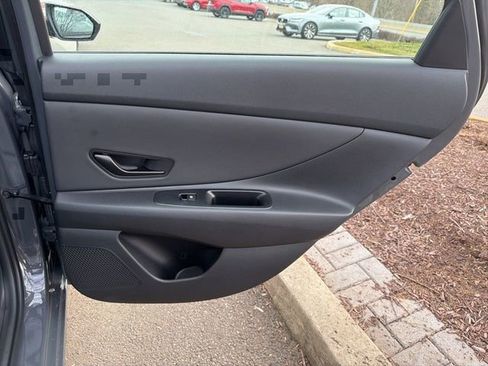 Used 2025 Hyundai Elantra Sport image 12