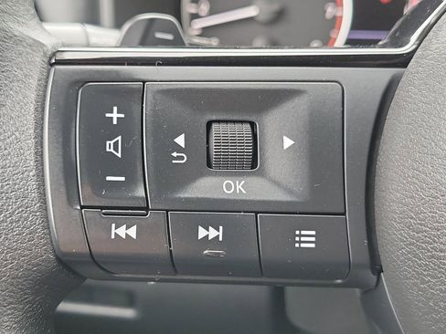 Used 2023 Nissan Rogue SV image 8