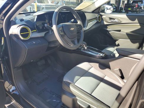 Used 2025 Chevrolet Trax LT image 18