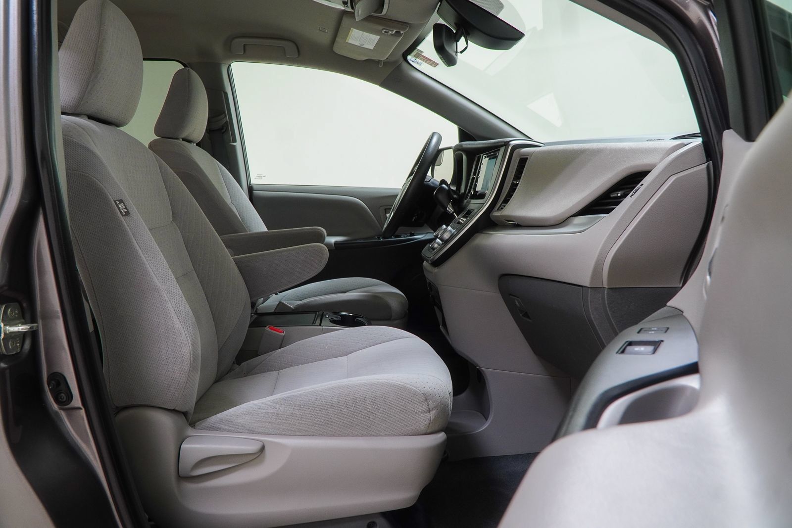 Used 2020 Toyota Sienna LE FWD image 41