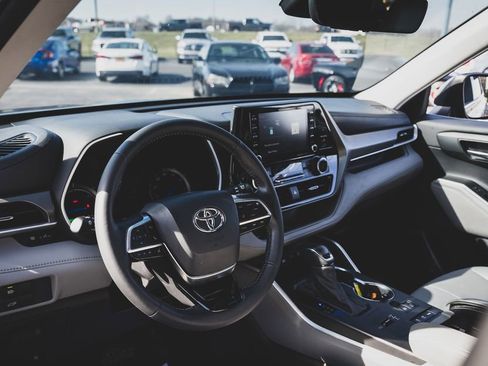 Used 2021 Toyota Highlander XLE image 2
