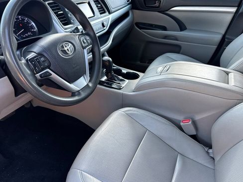 Used 2019 Toyota Highlander LE w/ Carpet Mat Package (TMS) image 11