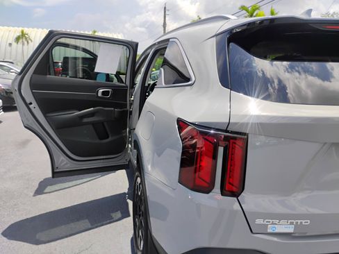 Used 2024 Kia Sorento S w/ Panoramic Sunroof Package FWD image 24
