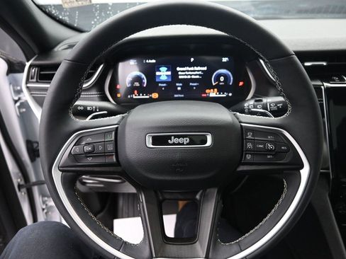 Used 2023 Jeep Grand Cherokee Altitude image 18