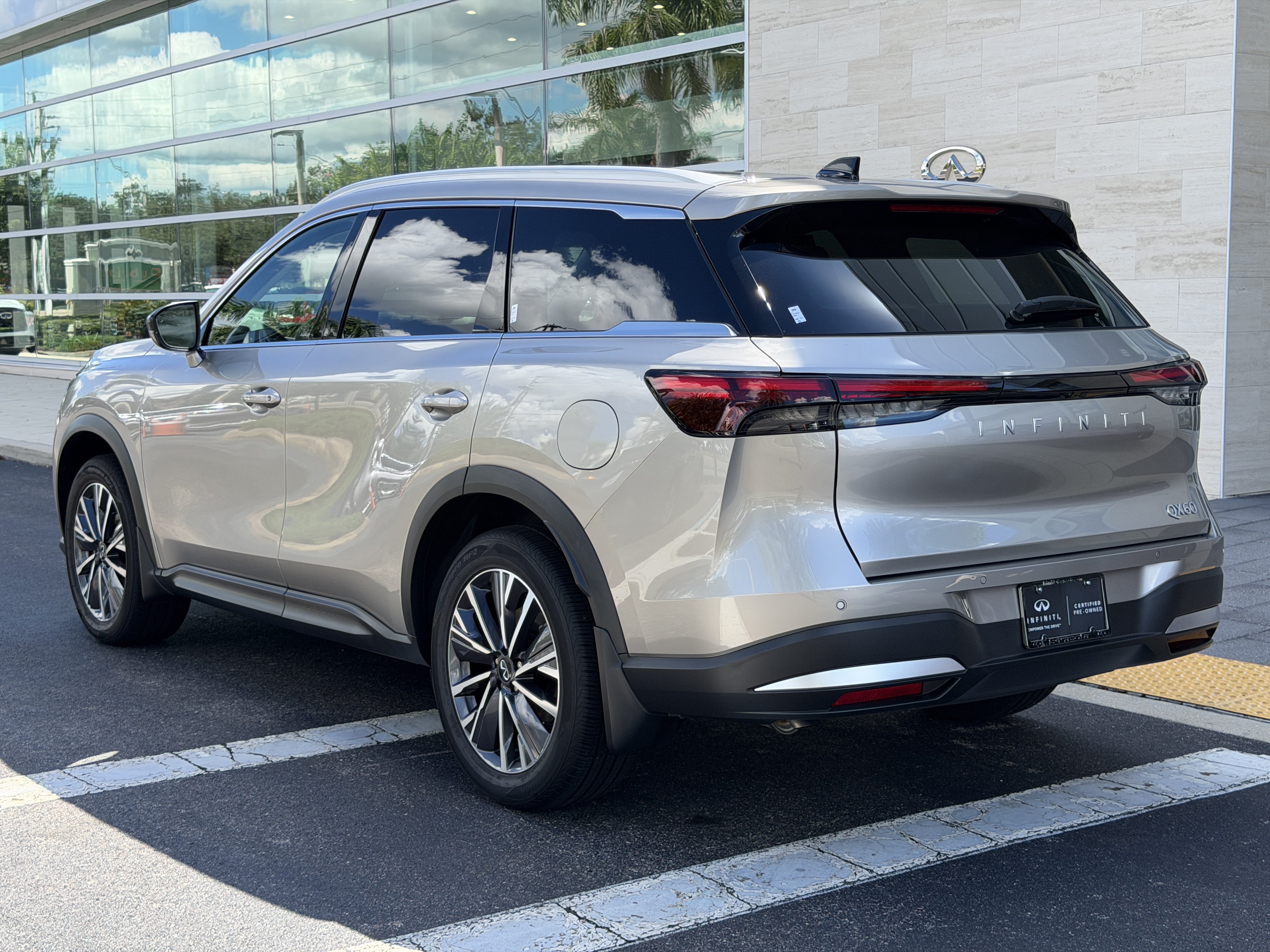 Certified 2027 INFINITI QX60 Luxe w/ Cargo Package FWD image 5