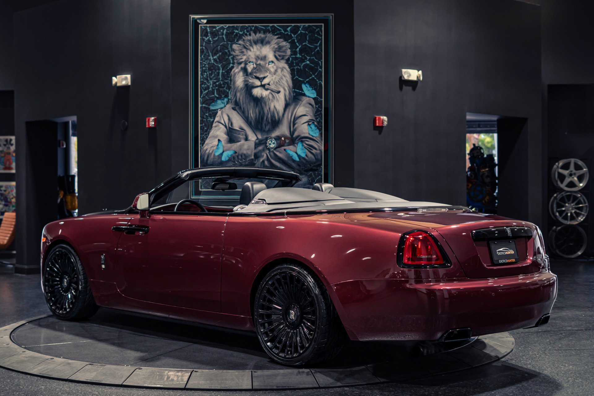 Used 2019 Rolls-Royce Dawn RWD image 32