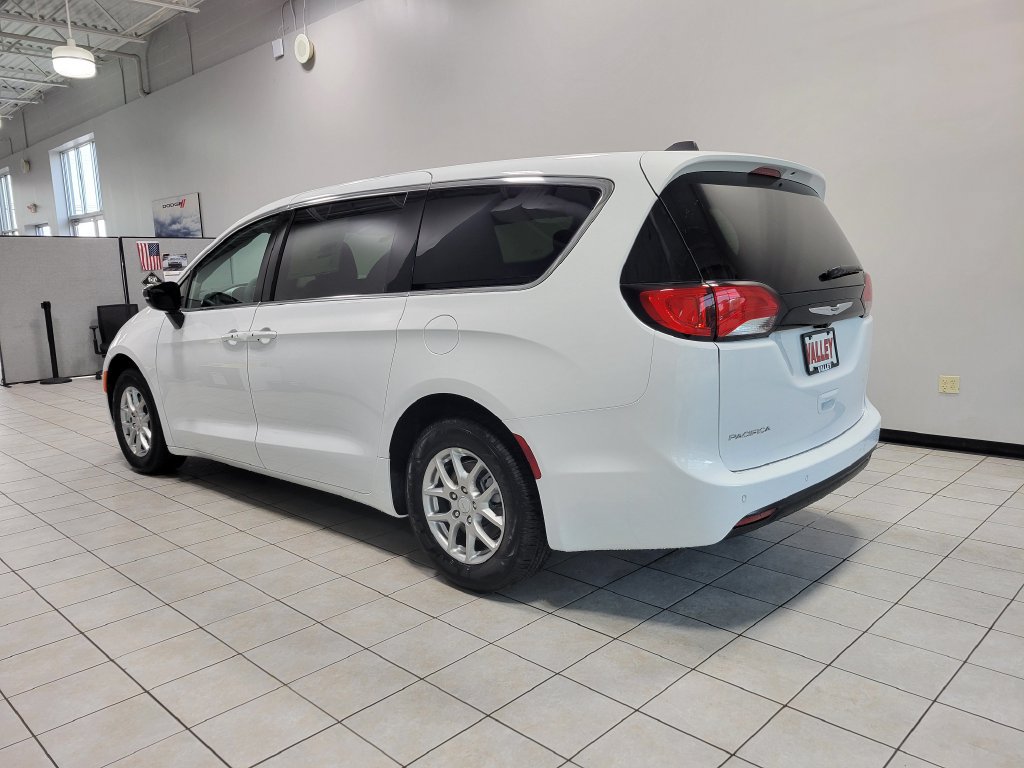 New 2027 Chrysler Pacifica Select AWD/4WD image 6