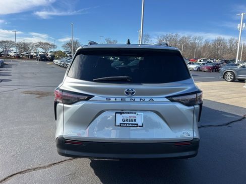 Used 2024 Toyota Sienna XLE image 19