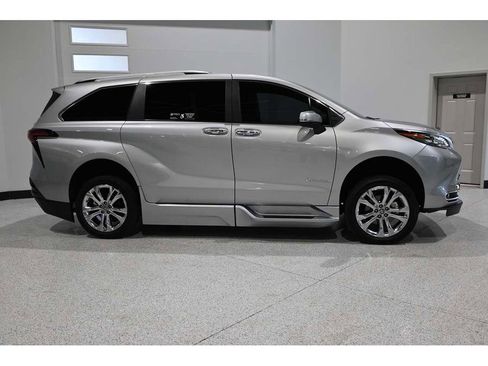 Used 2024 Toyota Sienna Platinum FWD image 5