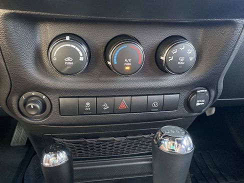 Used 2018 Jeep Wrangler Unlimited Sahara w/ Connectivity Group AWD/4WD image 24