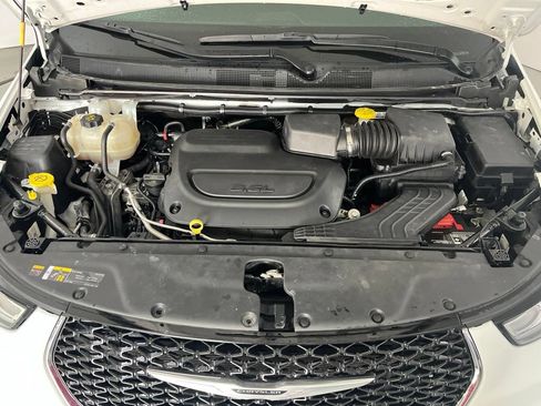 Used 2024 Chrysler Pacifica Touring-L FWD image 9