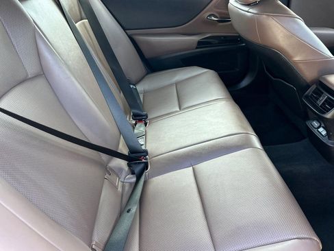 Used 2025 Lexus ES 300h w/ Premium Package image 30