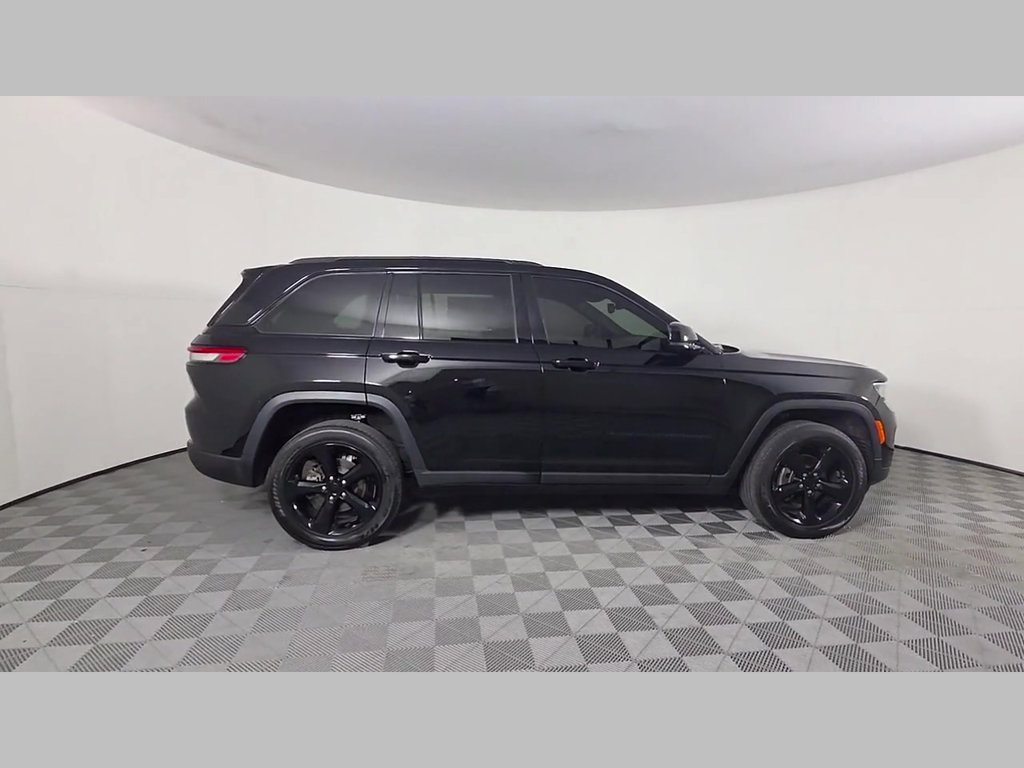 Used 2023 Jeep Grand Cherokee Altitude AWD/4WD image 3