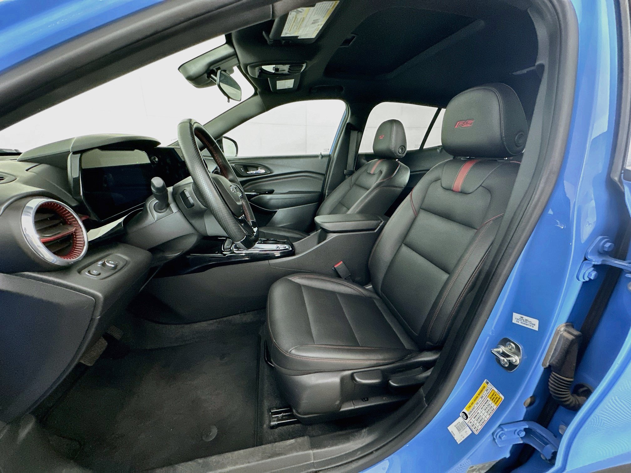 Used 2024 Chevrolet Trax RS w/ Sunroof Package FWD image 13