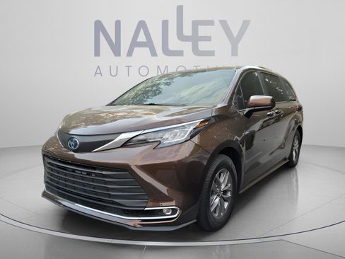 Used 2021 Toyota Sienna XLE FWD image 1