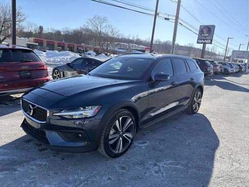 Certified 2025 Volvo V60 B5 Cross Country Plus image 3